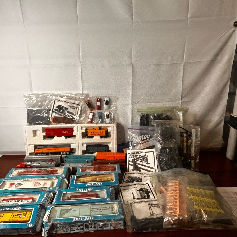 Huge LOT of Vintage HO Scale Elec TRAINS and Accessories LIFE LIKE Santa Fe UP